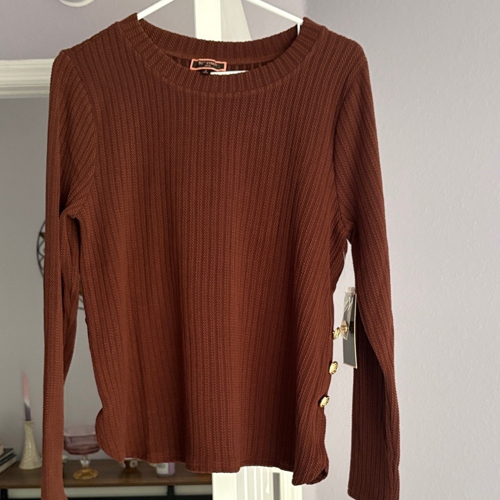 Elegant Brown Ribbed Crew Neck Sweater button detail - Picture 8 of 8